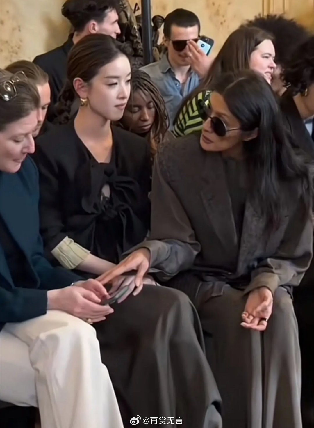 巴黎时装周这一幕略显尴尬：章泽天夹在两人中间努力找话题，却始终无法加入交谈，只能