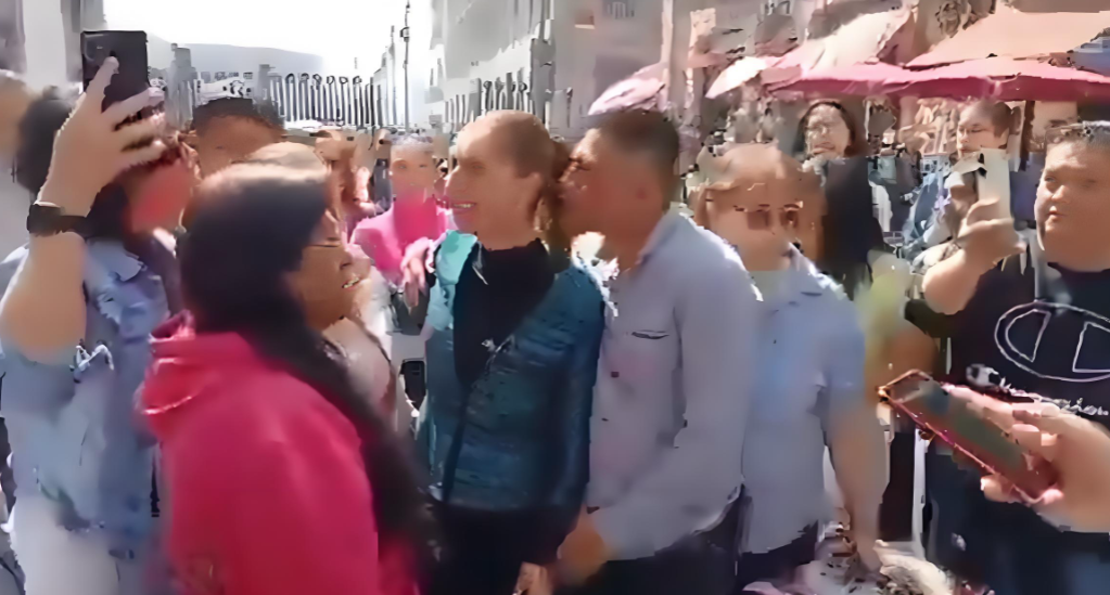 当地时间11月4日，墨西哥女总统辛鲍姆在墨西哥城国家宫附近正热情的与市民打招呼时