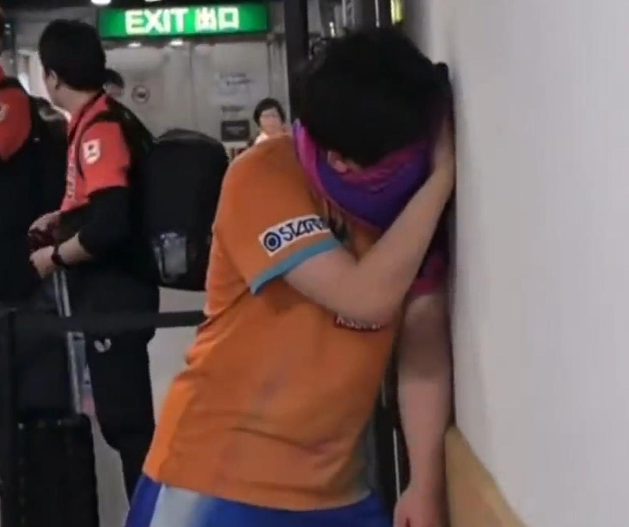 松岛辉空崩溃了，在球员通道里，靠着墙痛哭。这一幕，是不是发生在输给林诗栋之后