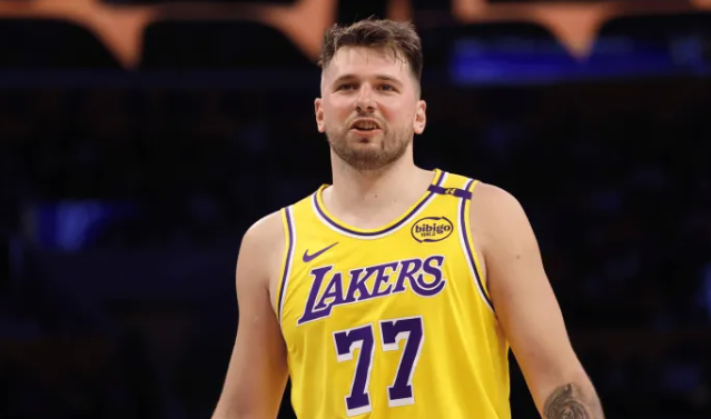 湖人官方社媒公布了圣诞大战面对火箭的比赛，球队的伤病名单，详情如下：湖人伤病报