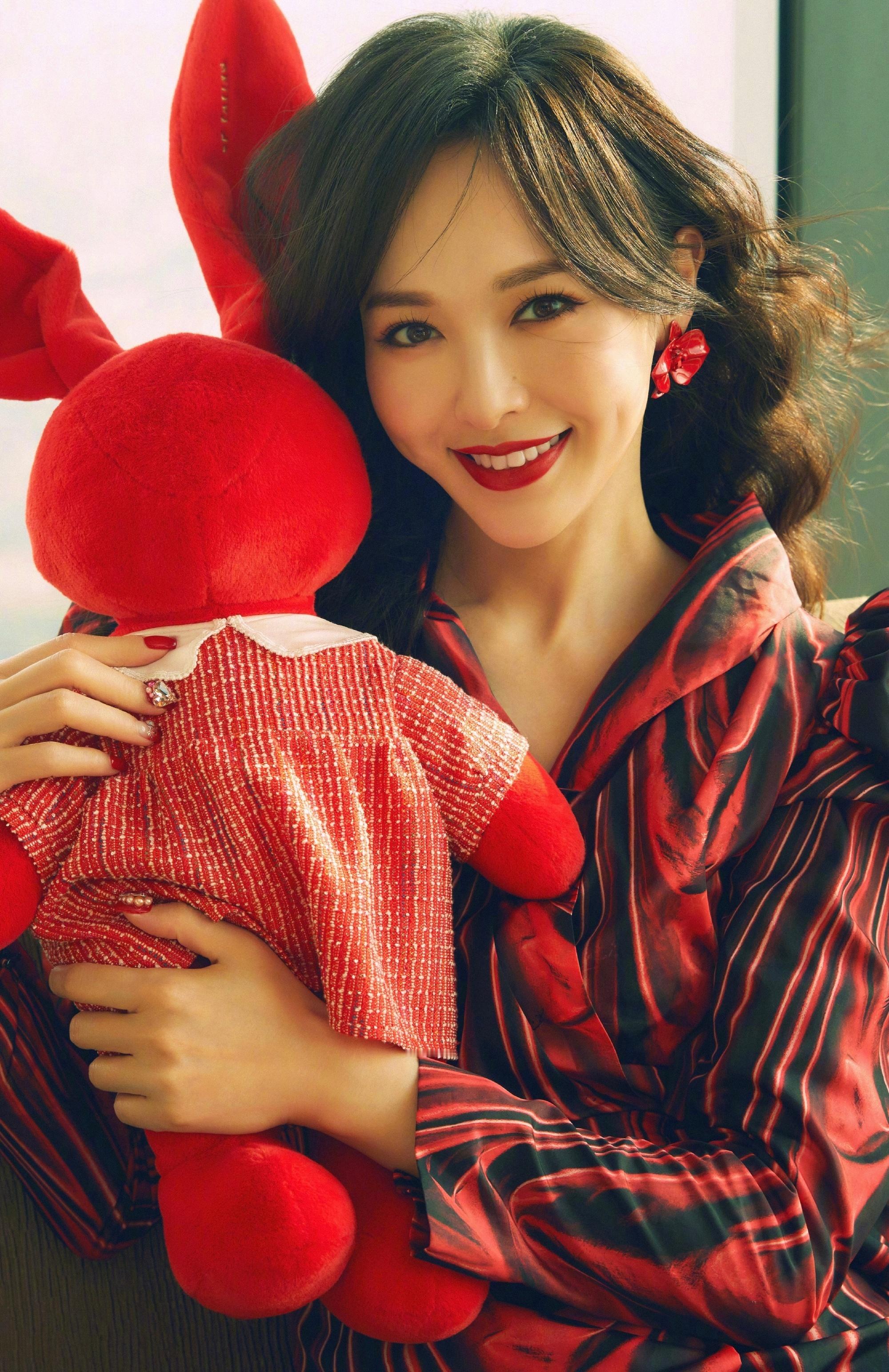 唐嫣，卷发红唇，红裙美腿，靓丽迷人。唐嫣