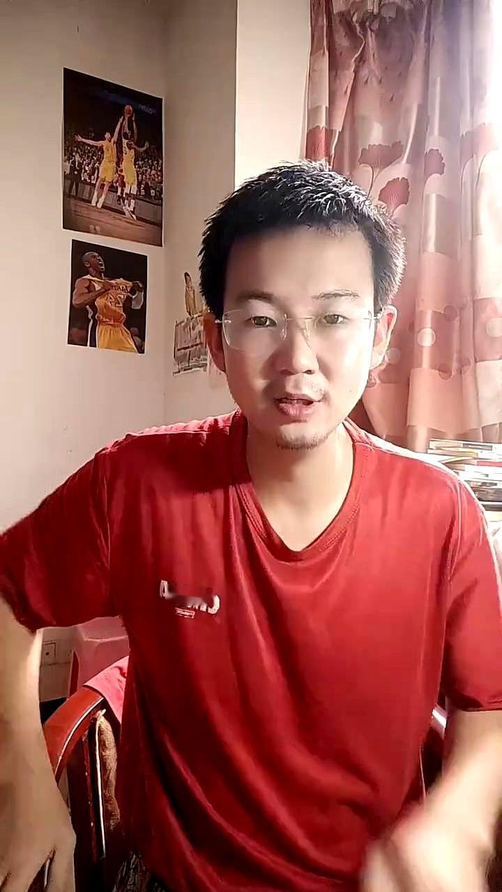 拜伦·斯科特一句话把东契奇和哈登都得罪了。他说大包大揽的打法拿不到总冠军。这话听着耳熟。当年大家都这