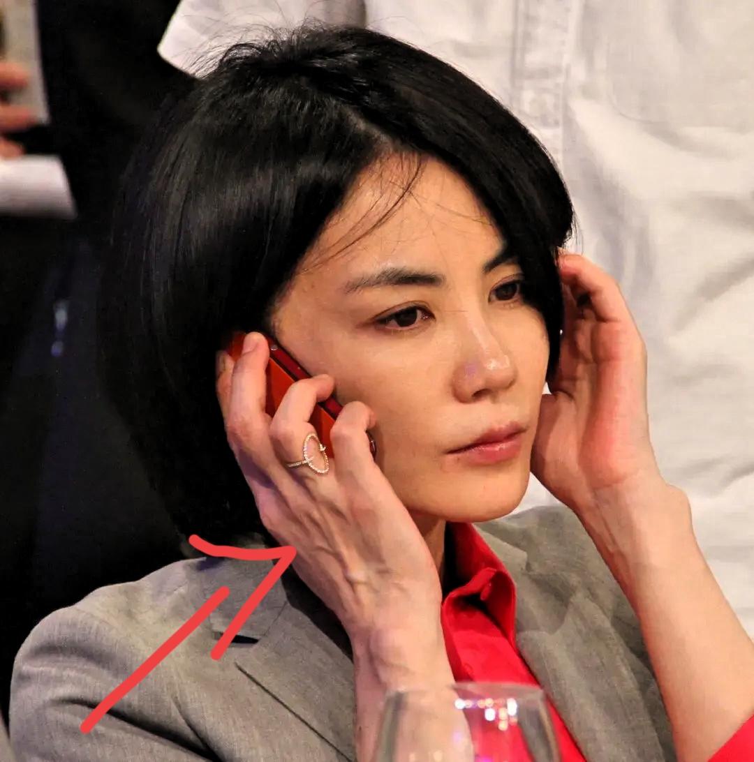 王菲估计要坐不住了不是谢霆锋移情别恋也不是窦靖童给她惹了祸，而是她万万没想到