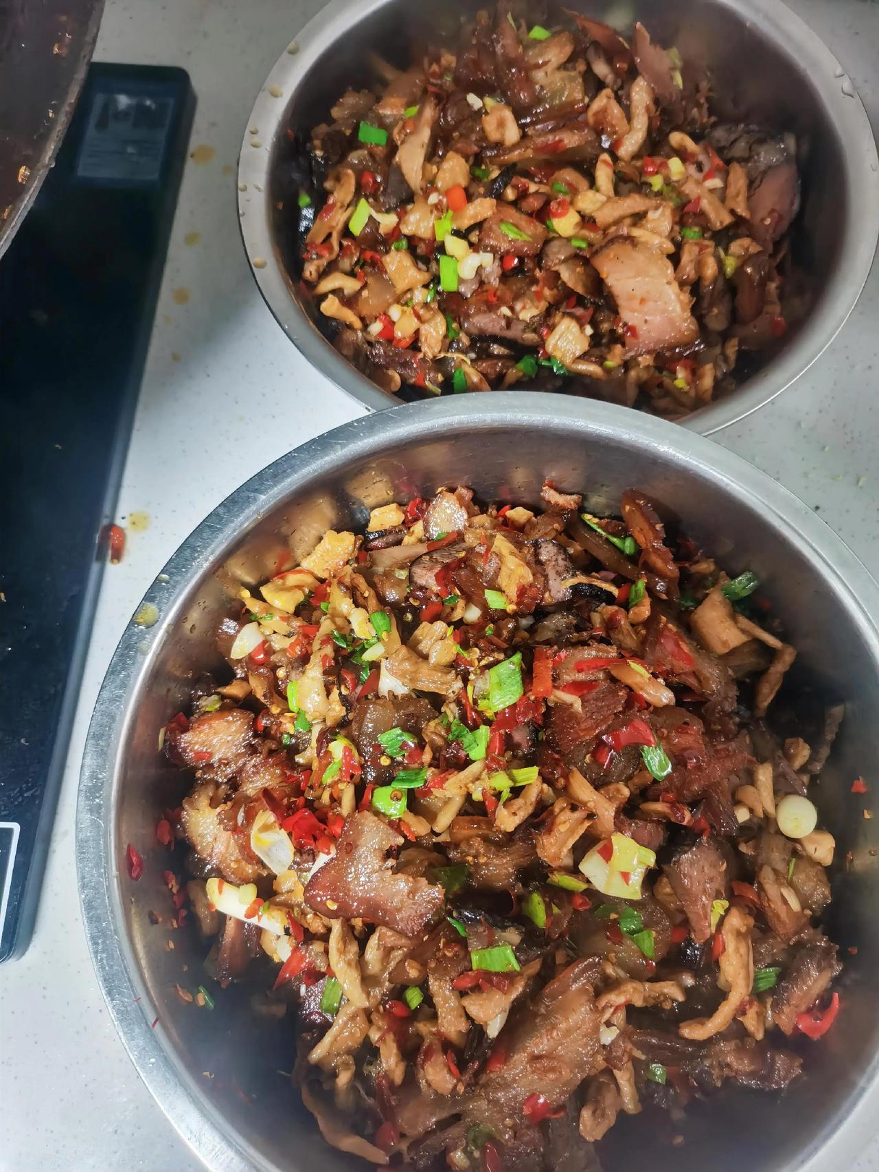 公司食堂家常菜菜谱：腊肉炒萝卜干猪肉炒花菜素炒菜花苔。张雪峰的谢幕让我