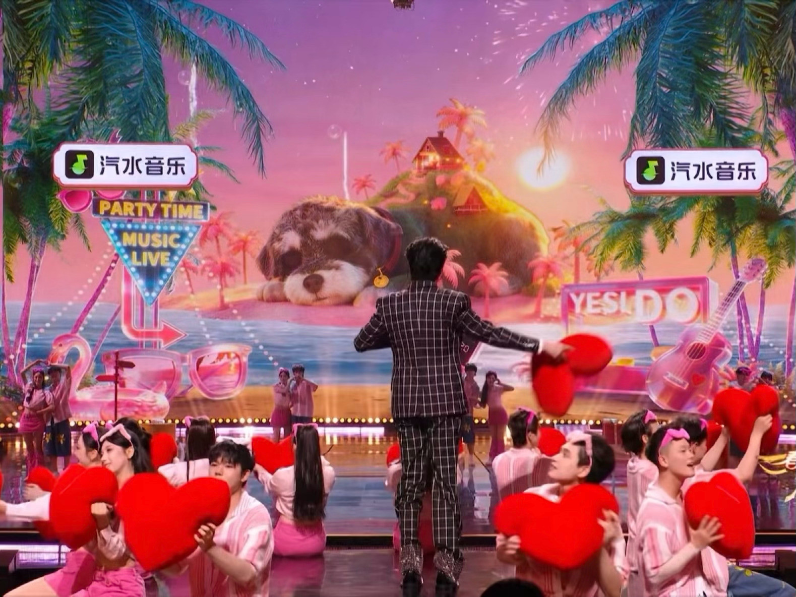 不知道啊刘宇宁唱着唱着突然就疯了哈哈哈哈哈哈🙉刘宇宁疯狂扔玩偶刘宇宁死手快扔