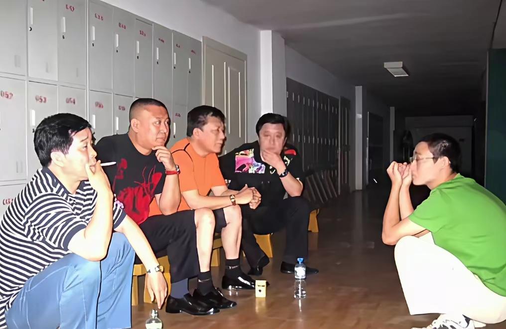 一张德云社早期的合照：我认出了左手支着下巴的郭德纲与其师傅侯耀文，吸着香烟的石富