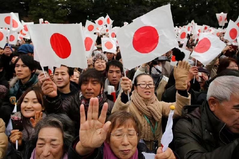 内外交困之下，高市支持率不降反升，暴露日本社会整体右倾化12月16日路透社