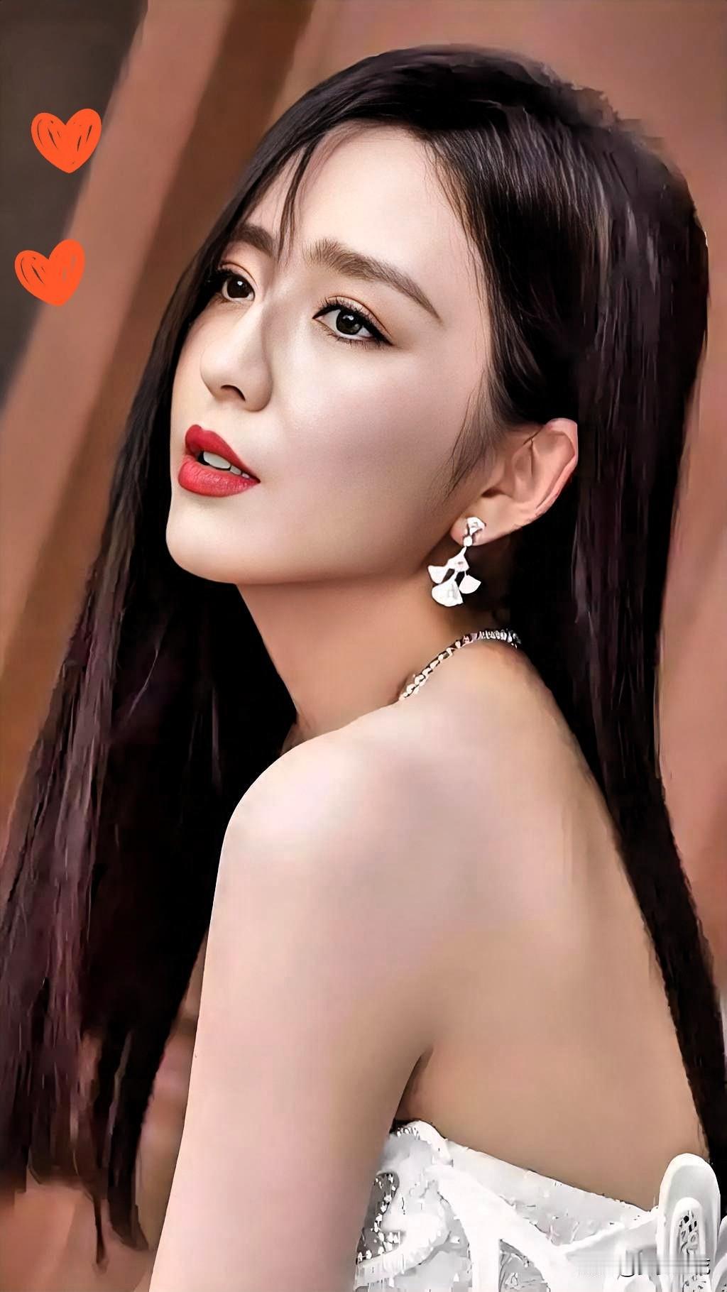 难怪朋友看呆住了高挑纤细还温柔接地气佟丽娅的线下反差也太圈粉了[赞]