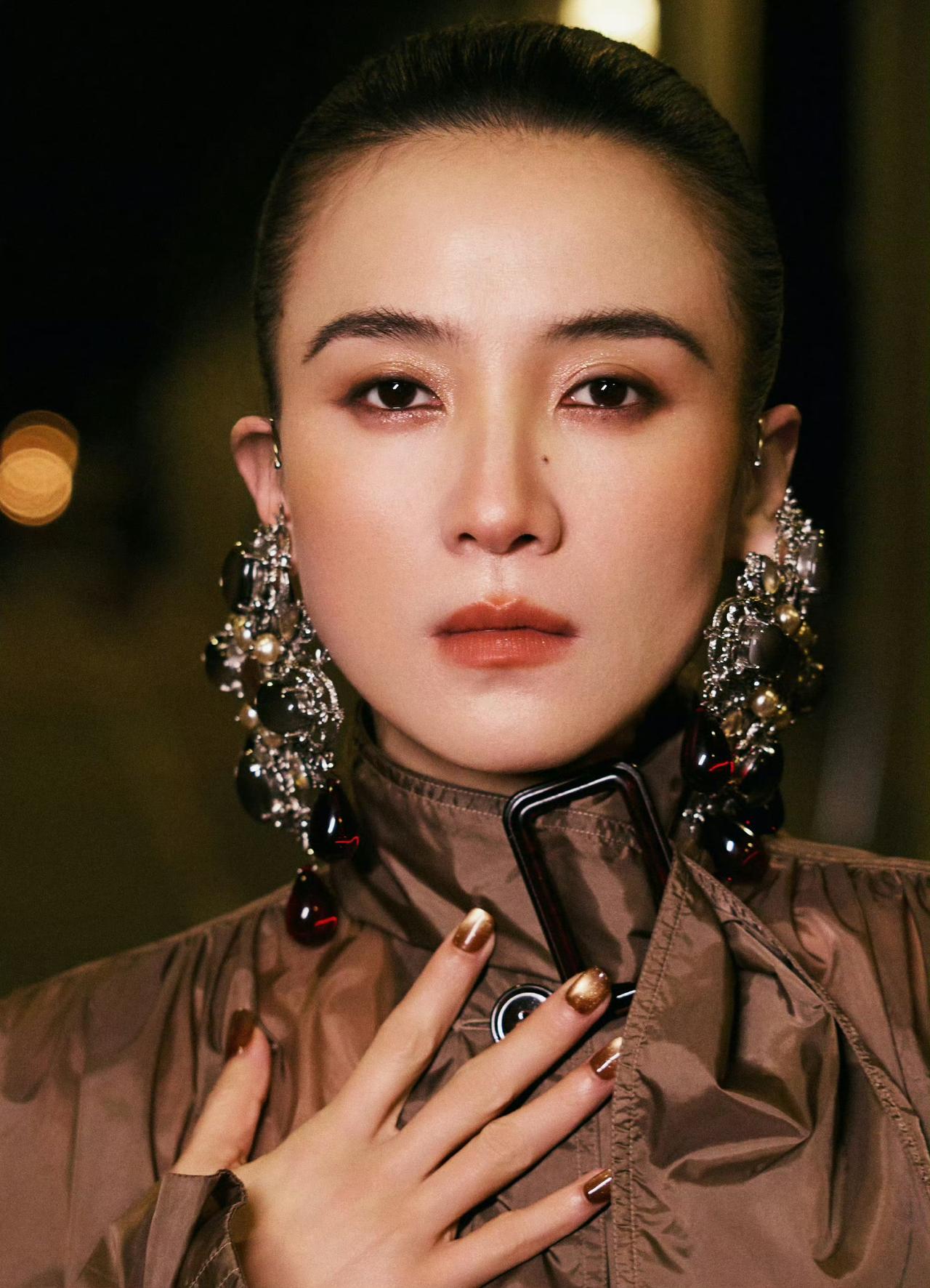 时尚圈的“狠活”：SaintLaurent巨型耳饰，只有宋佳能驾驭Sai