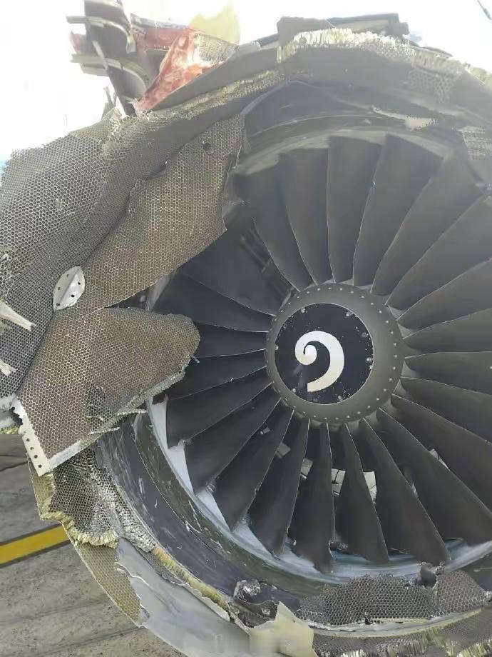 11日，波音737高空掉包皮！尼日利亚阿里克航空的波音737-700，飞机在约2