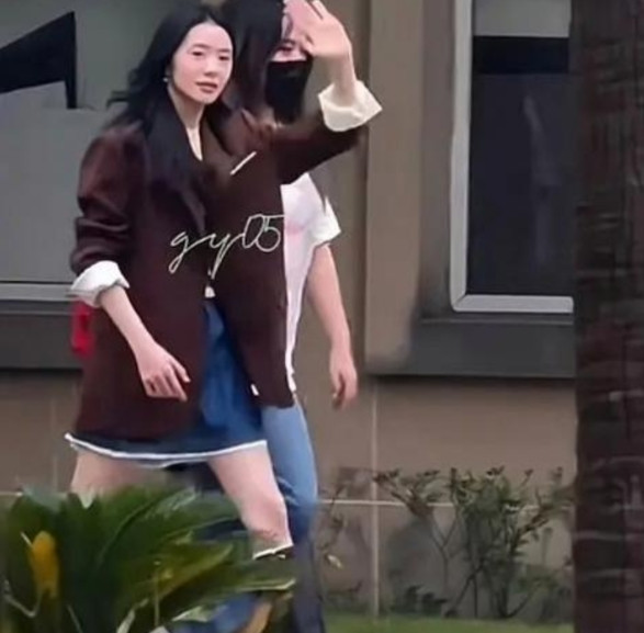 刘浩存怎么才20多脸就垮的这么快