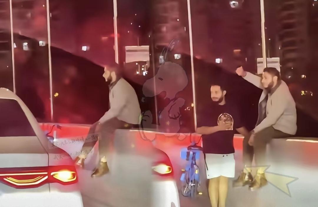 上海内环高架上，两外国男子骑共享单车闯入机动车道，一人边骑边拍视频，导致后方车辆