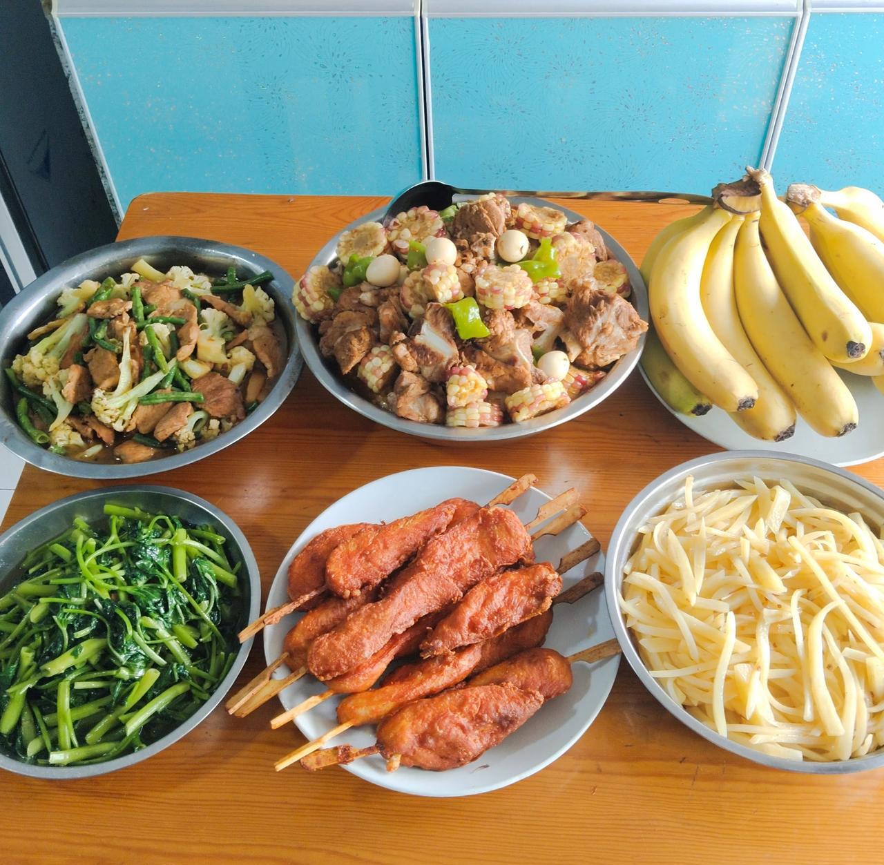 隔三岔五我会发个朋友圈，也有的家长，是因为看我朋友圈发的伙食过来的。有的孩子在家