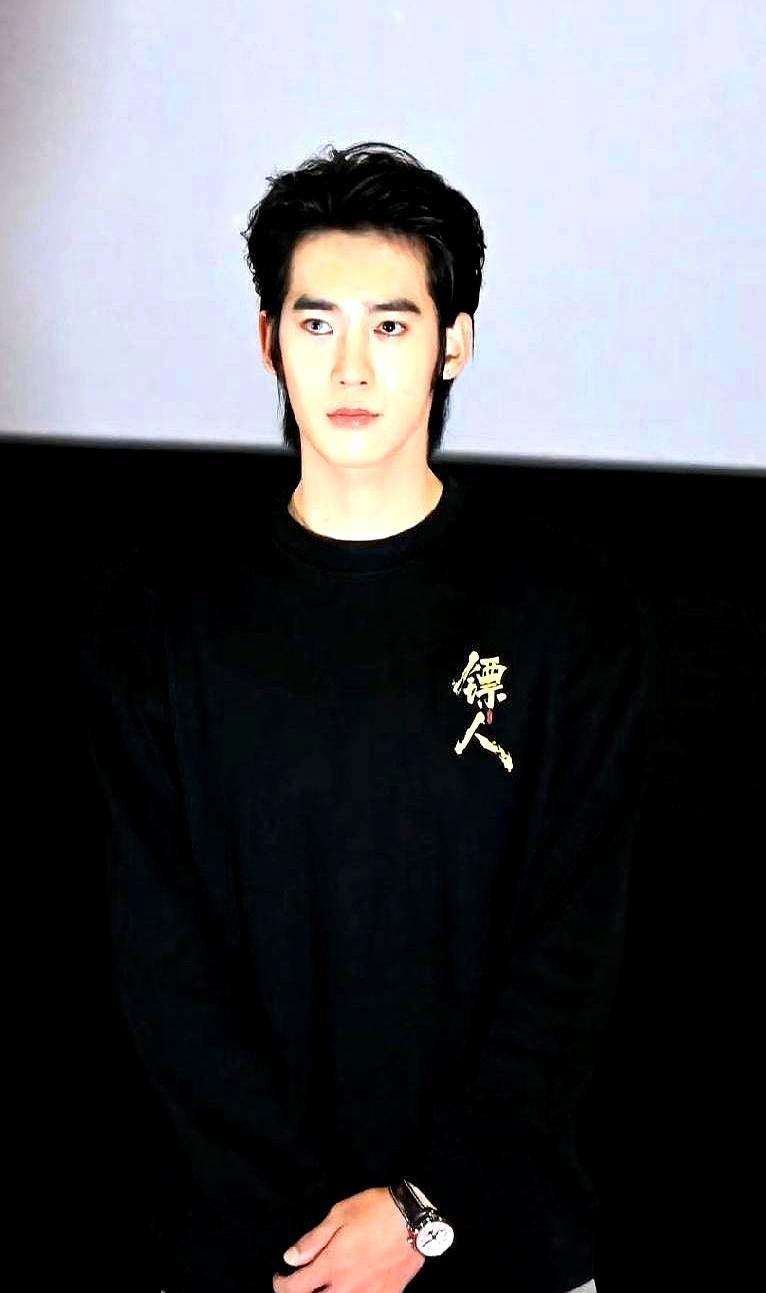 吴京怎么也想不到，春节档自己风头全被一个白毛小子抢了。袁和平这部新片镖人，