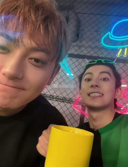 黄子韬用照片为爆闪团写下最长情告白。镜头里每个人的笑容，都是这个冬天最暖的光。希