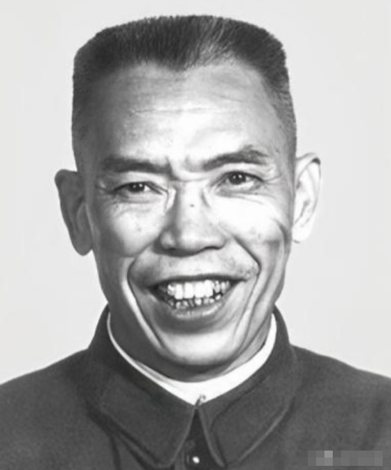 1973年，梁兴初将军被下放到太原一个化工厂劳动改造，一天他正在打扫卫生的时候，