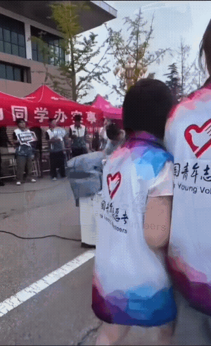 新生开学爆火视频，三个亮点让讽刺意味拉满。大一新生（男生），推着沉重的行李箱入