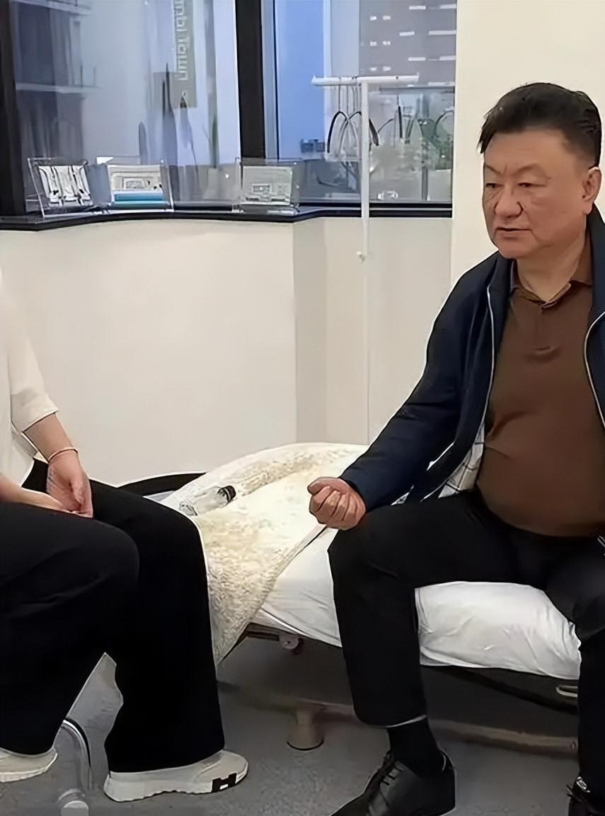 61岁王宁赴日本换血，金龟子陪同，手术画面曝光，知情者透更多这中间还有哪些故事？