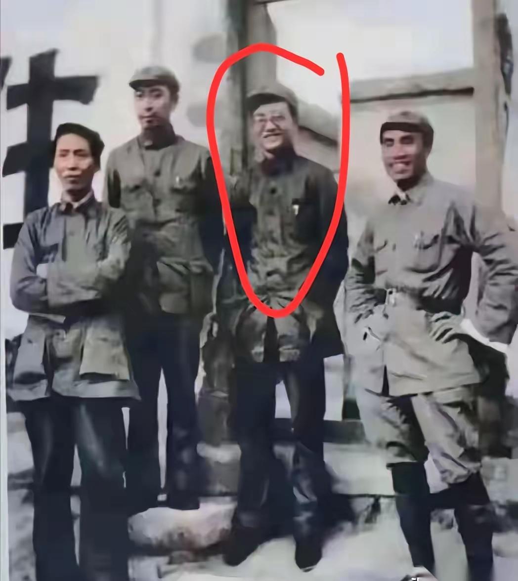 第一次看到这张照片，我头皮是麻的。这哪是人啊，这分明就是一副骨架，外面勉强糊