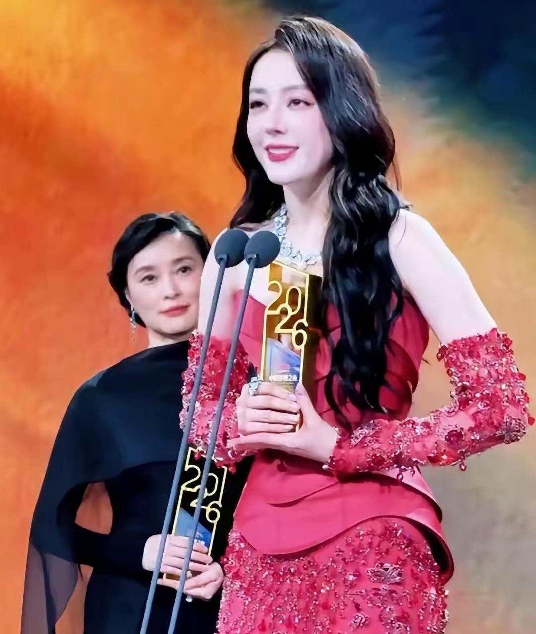 继金鹰奖视后，热巴又斩获了中国影视之夜视后。网友表示：白玉兰奖缺憾，由中国广
