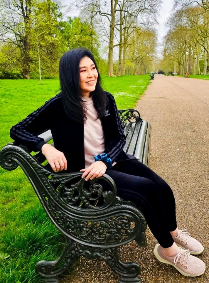 英拉身着一身运动装，是不是更体现了一种自然美啊？一身运动装更能看出英拉漂亮的颜