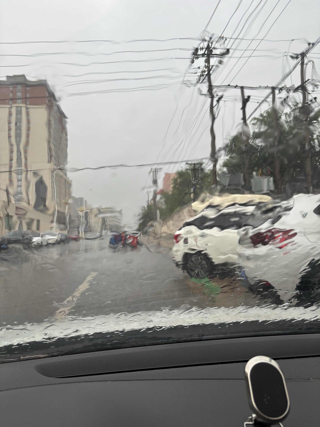 白洋淀不仅扎轮胎，主播还说谎，涞水到白洋淀一路在下雨，问主播白洋淀下雨了吗，主播