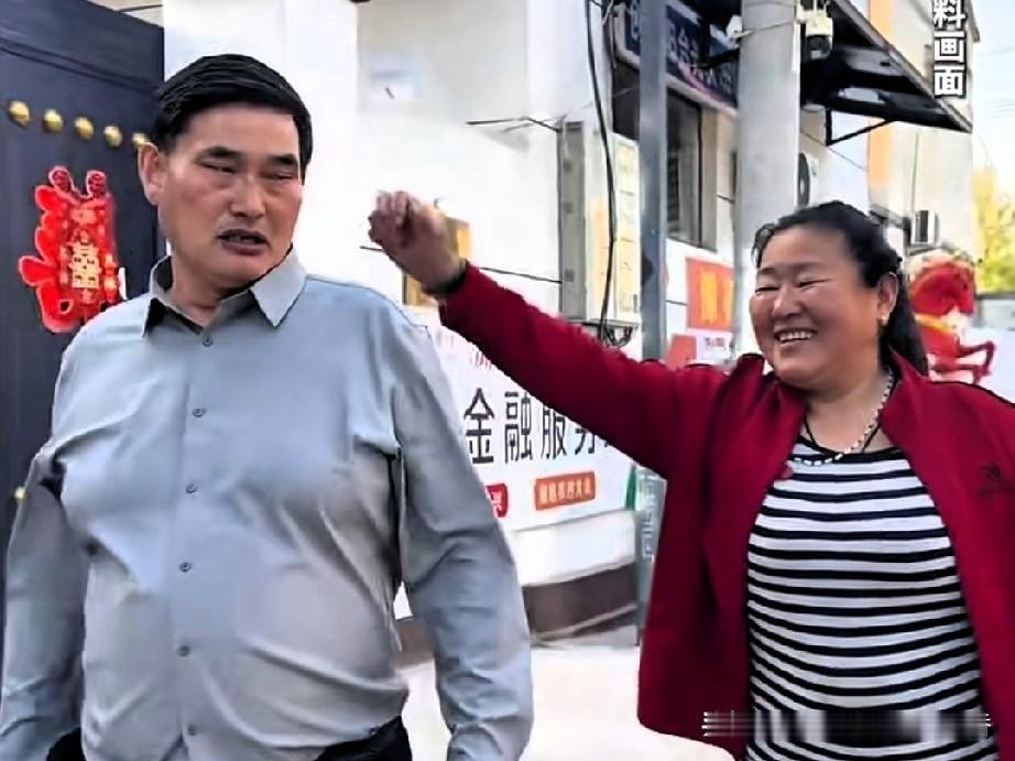 朱之文在接受采访时说，他老婆李玉华听了别人忽悠，也偷偷的开起直播，她想借用老公的