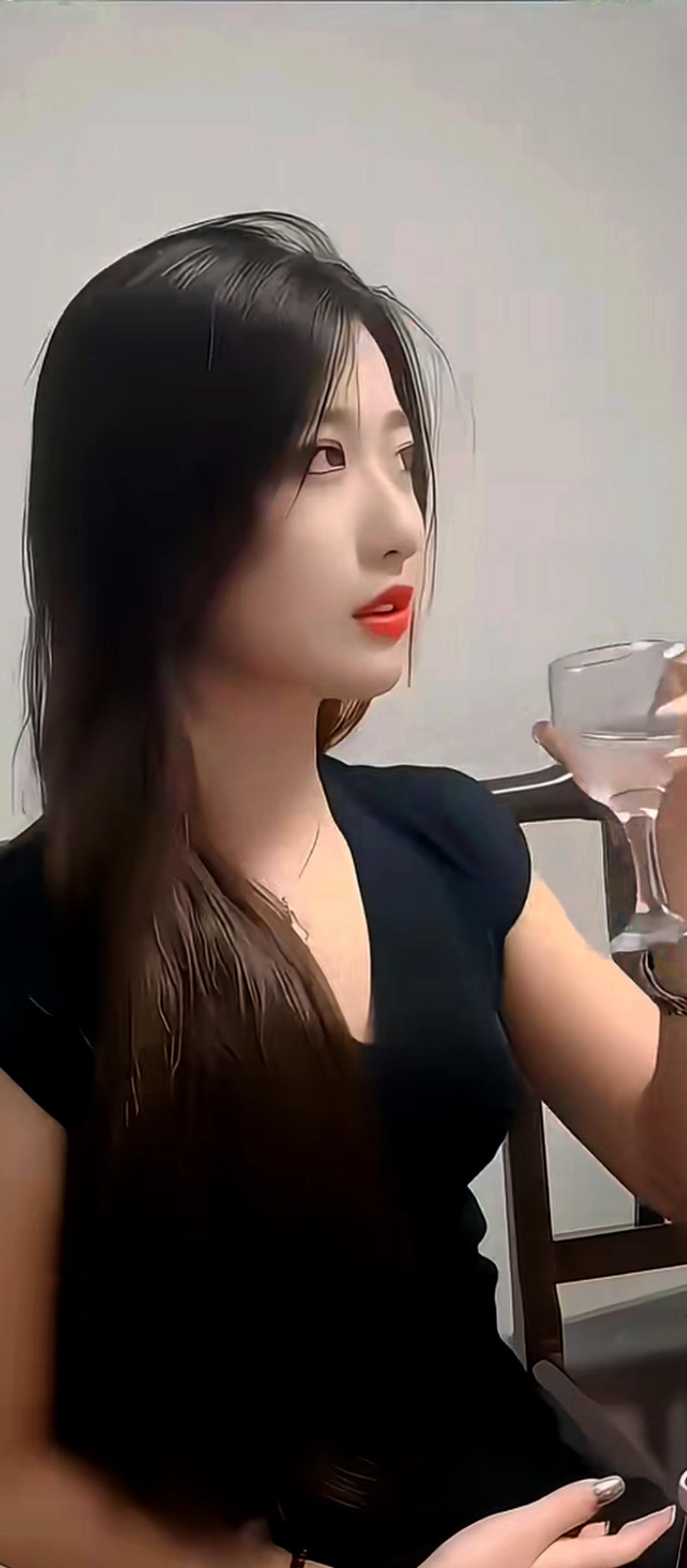 优雅端杯，静享美好时光