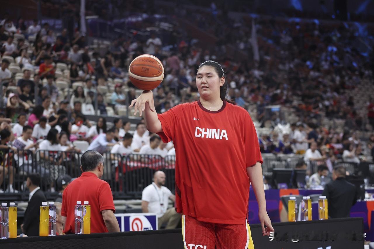 中国女篮61：94美国女篮，对中国女篮打分评价如下：1、张子宇8.5分打得挺