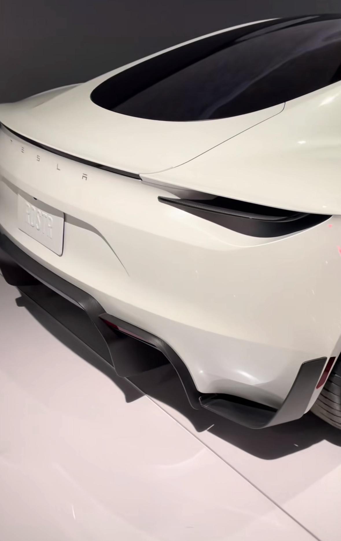 特斯拉roadster2真的帅爆了，果然只要颜值够，白色依旧可以完美驾驭，我甚至