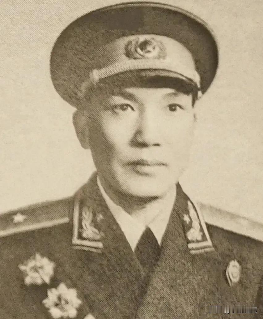 1949年四野部队南下来到湖北，一位解放军战士忽然在路边瞥见了一位老妇人，手中拿