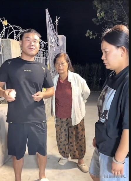 小故事！阿杜一溜烟跑到李家这边嘴里还不停嚼着黄金米梨，他瞅见小依依就