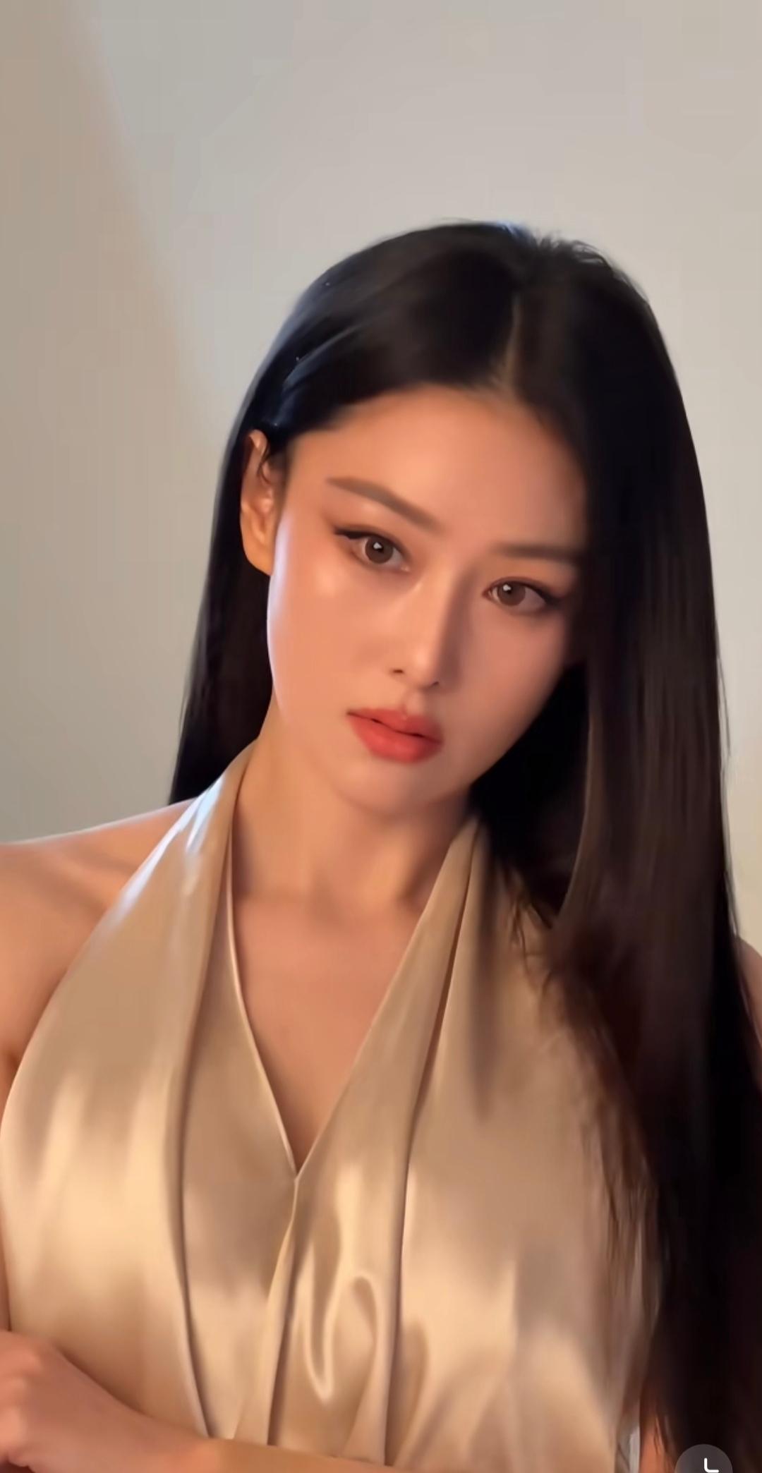 我妈眼光真是毒辣，看了张馨予的消息，她第一句话就是，找老婆千万要找这种，一看