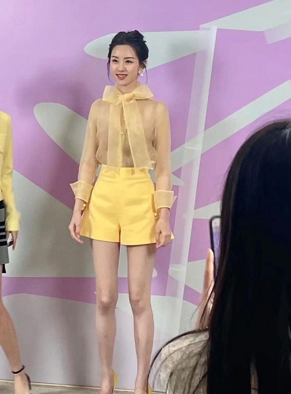 这就是传说中的衣架子嘛？陈都灵本人真的好瘦。