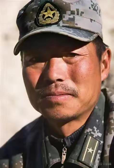 祁发宝，男，汉族，1979年3月生，中共党员，乌鲁木齐陆军学院步兵指挥专业毕业，
