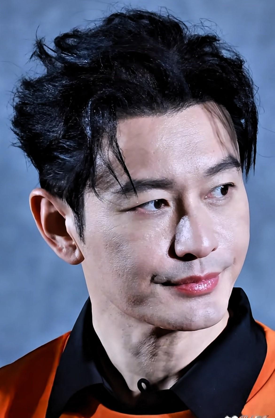 黄晓明这头发，就是娱乐圈最成功的“投资”之一。50岁，顶着遗传性脱发的基因，发