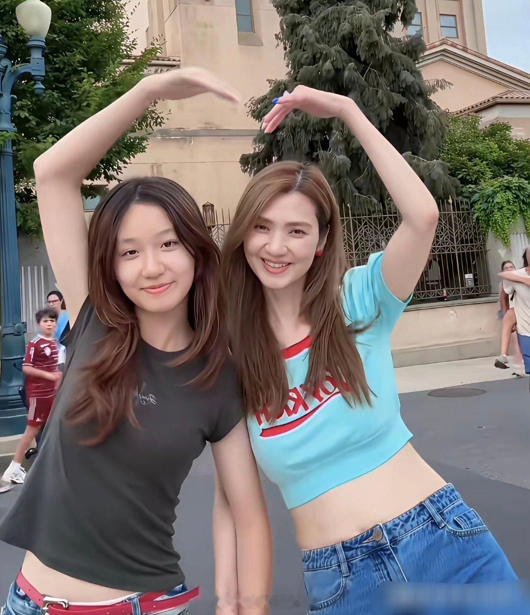 洪欣带女儿出去游玩，54岁的她保养的很好，与12岁的女儿在一起像姐妹。