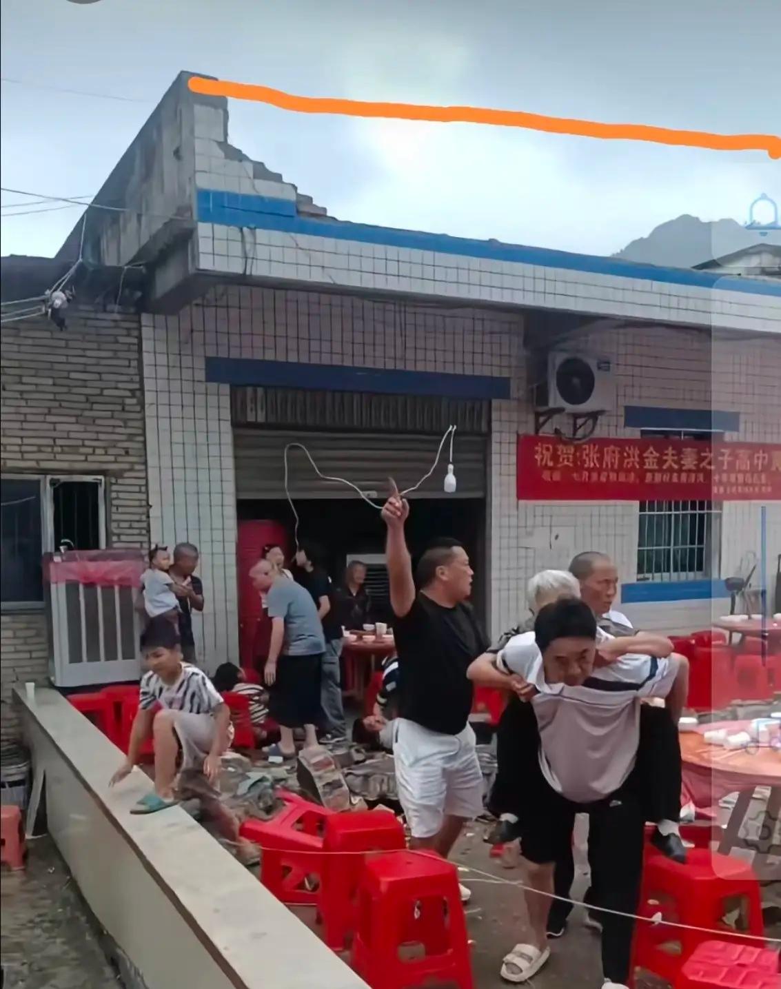 看完四川长宁升学宴这事，估计最惨的，不是办酒席的主家，也不是刚上大学的女儿，