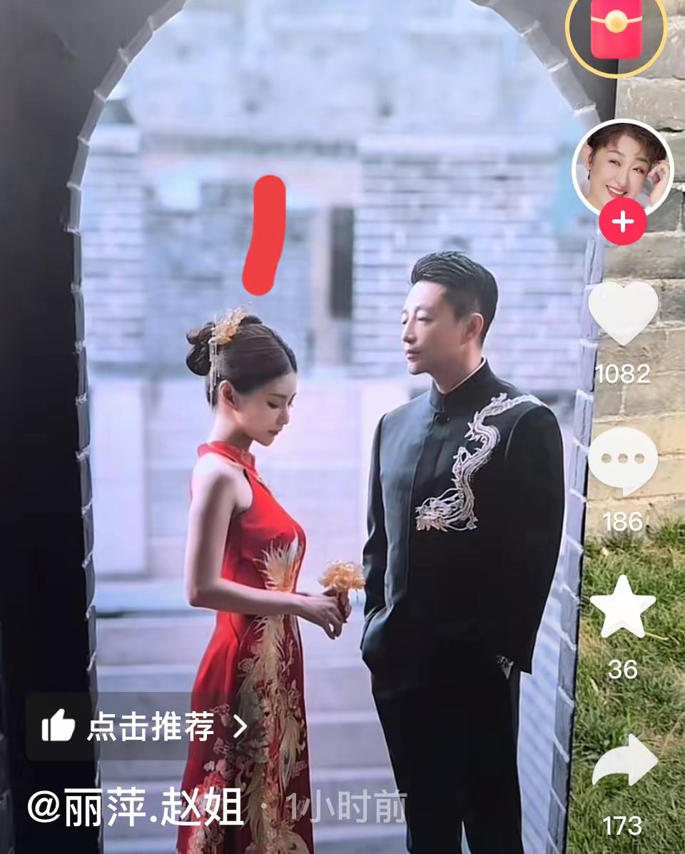 小梅的婚礼造型细节曝光，130多克黄金头饰搭配纯手工礼服尽显奢华。婆婆为她量身定