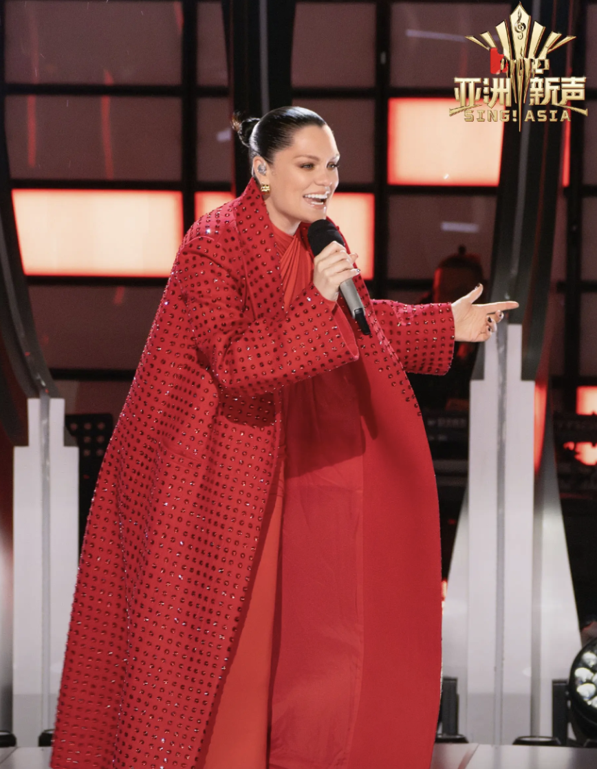 《亚洲新声》首播，张靓颖张信哲导师表现不及JessieJ
