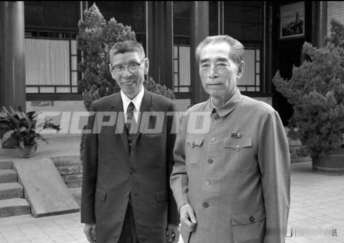 【周总理历史上的今天——6月26日】1975年6月26日，下午，周恩来总理在医