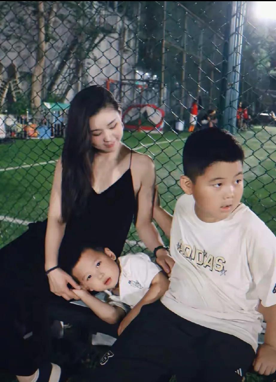 李小萌带娃打网球，大儿子神似王雷超吸睛！家人们，今天被李小萌带娃打网球的画面