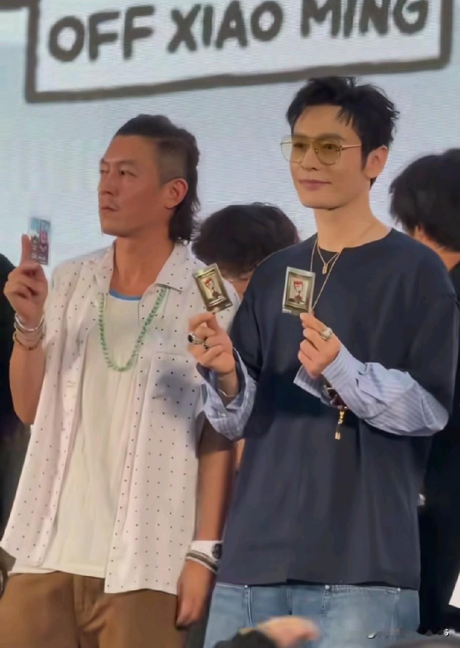 这俩人能同框也是没想到的啊45岁陈冠希和48岁的黄晓明一起出席活动，站一起感觉