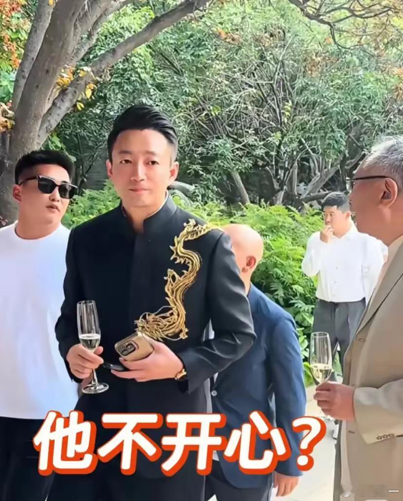 有个事，我一直不敢说……其实我觉得汪小菲是爱前妻的，但是他又不肯低头，造就了他后