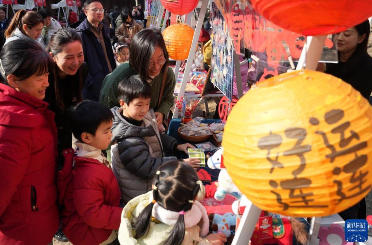 农历腊月初八，腊八节如期而至，恰逢五九天开篇，寒意在街巷蔓延，粥香却早已唤醒人间