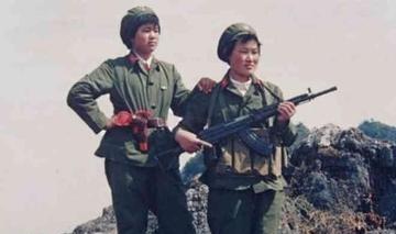 1979年2月，姜利民趁黑夜摸上越军阵地，越军没有发现他。谁知，他突然打开手电筒