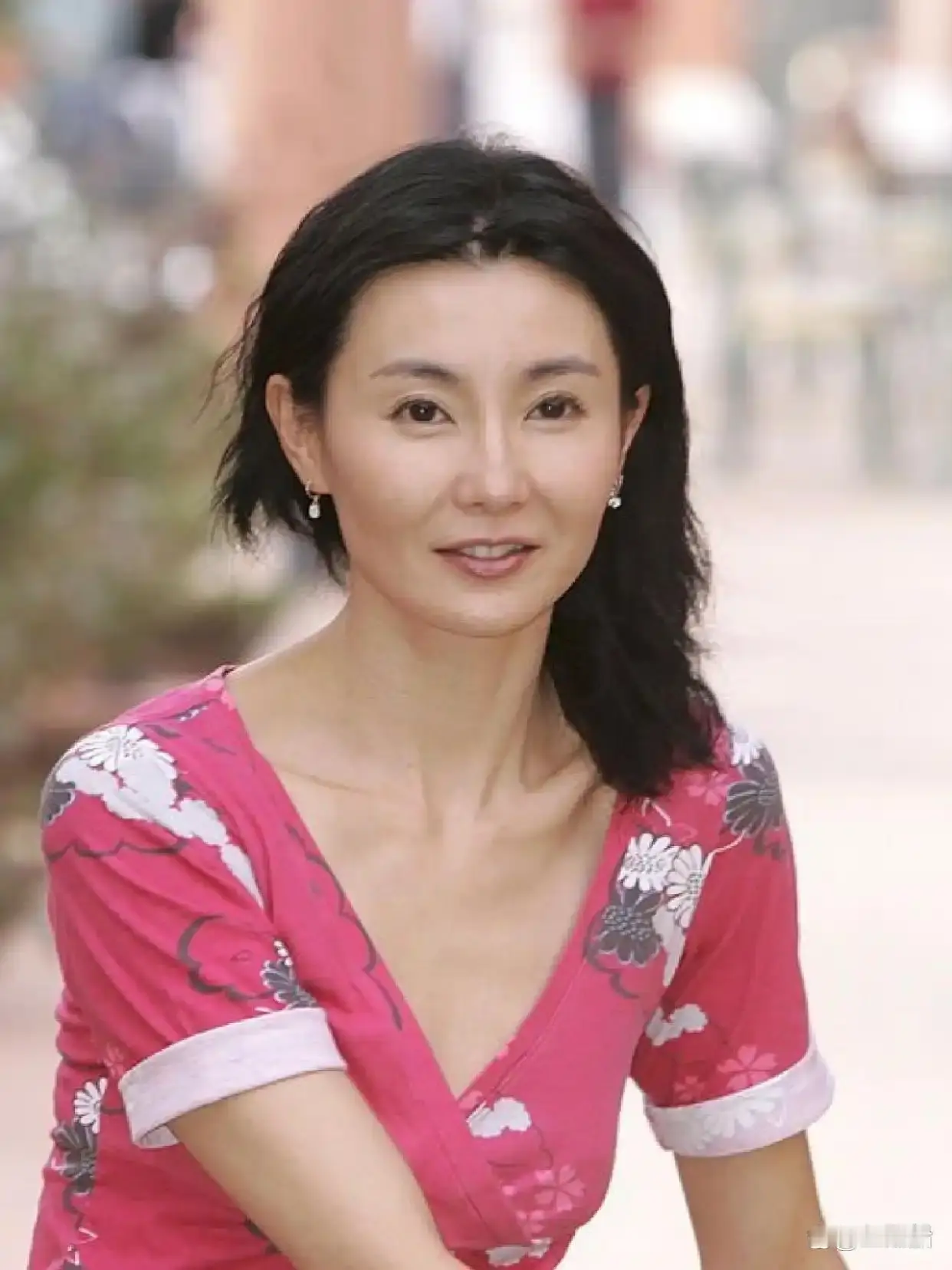 一组张曼玉二零零五年在摩洛哥拍摄的生活照被曝光照片里地她状态自然松弛处处透着不加修饰的动人美感这组照