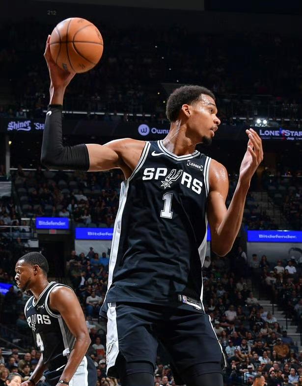 马刺121-117逆转公牛，一战打出了2个不得不说的事实！1.文班亚马统治第