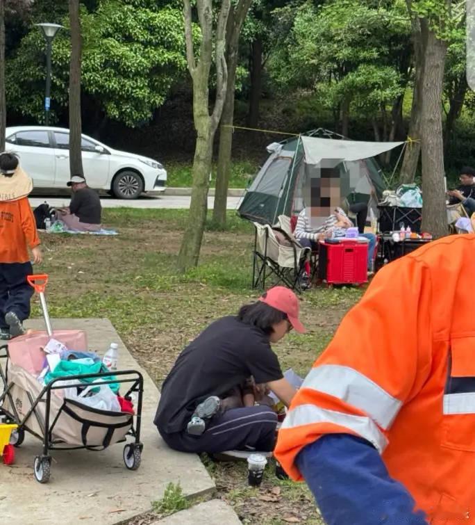 宋宁峰留长发身形消瘦宋宁峰出轨风波后带娃首露面近日，带娃被网友偶遇，这也是他在出