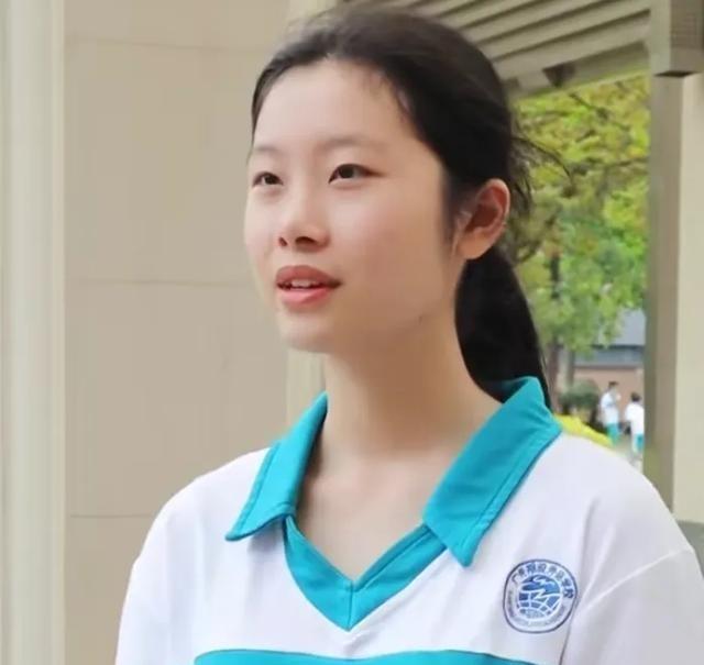 一记者采访一北大女学霸：你能顺利考入北大，你的父母对你做的最大的帮助是什么呢？女